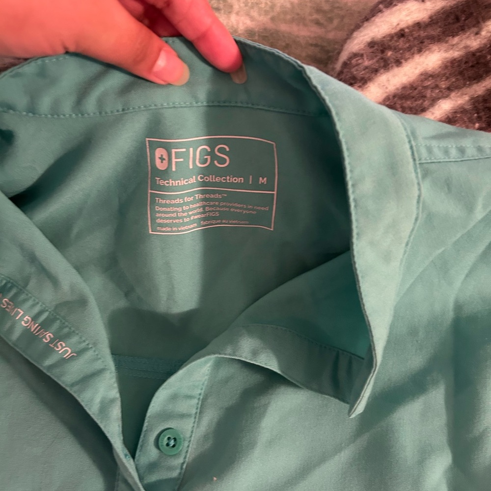 FIGS women scrub set